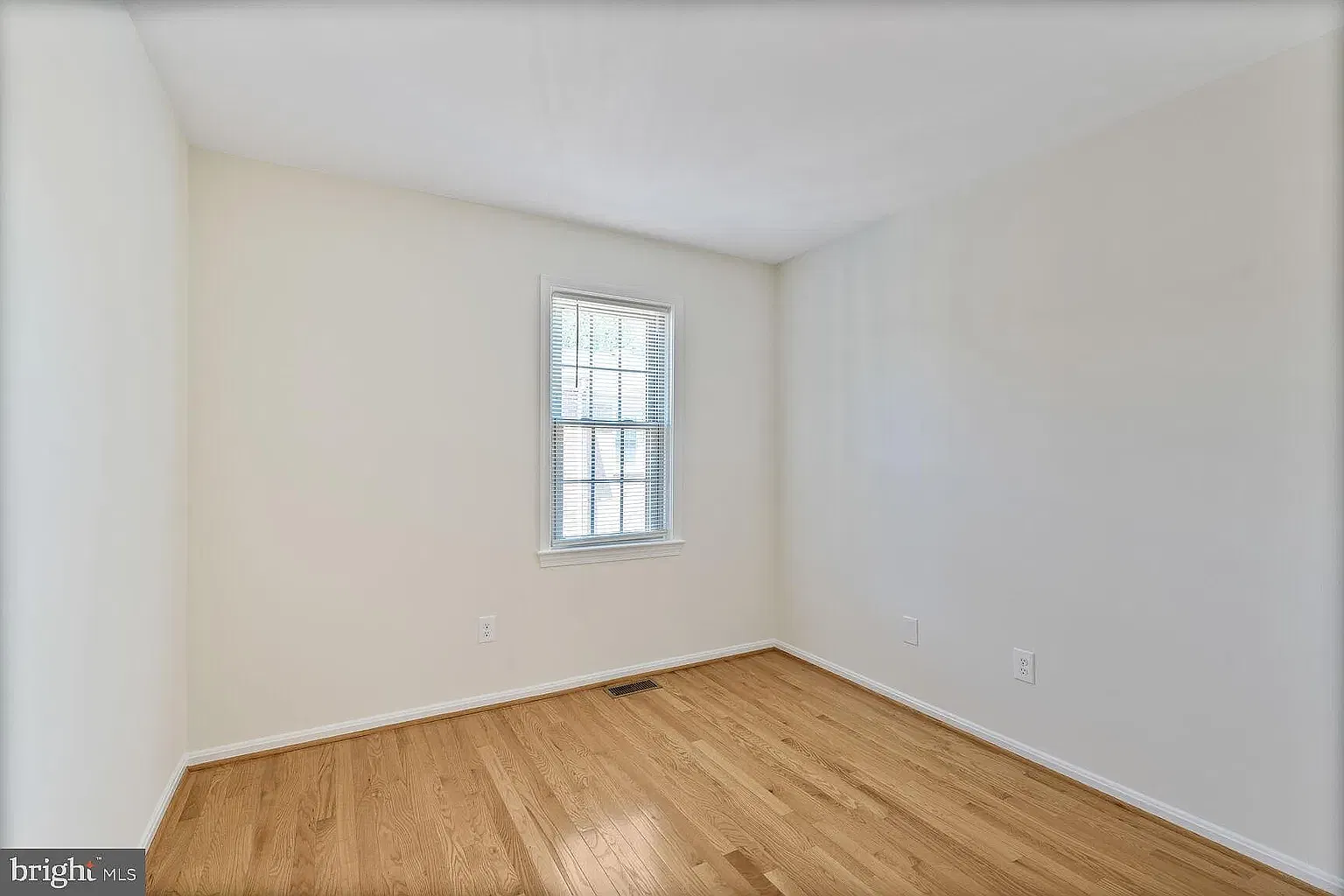 4 bed, 2160 sqft, $6,199 — Photo 4
