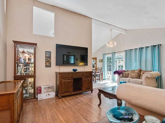 4th image of 44021 Gingham Ave