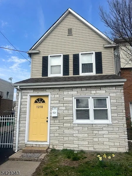 1210 Roselle St