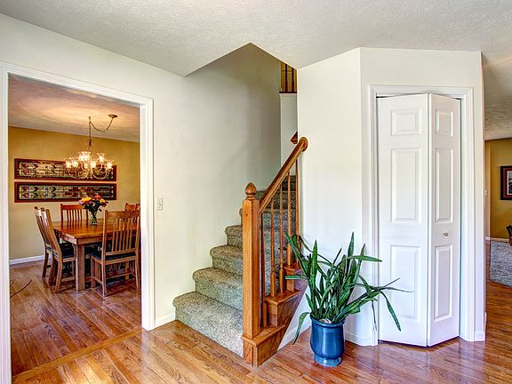 3rd image of 906 Foxbriar Ln