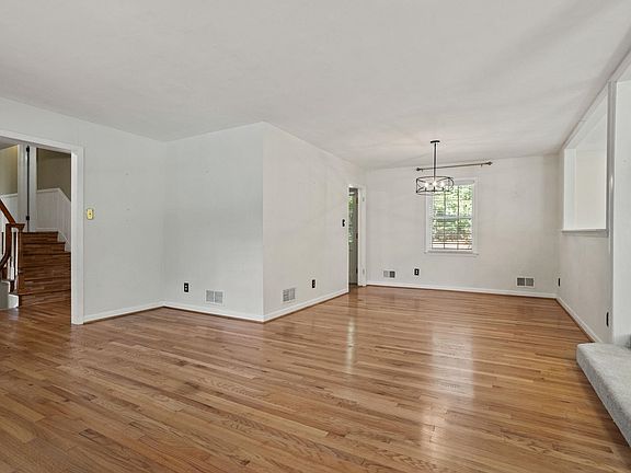 5th image of 295 Fairlane Dr
