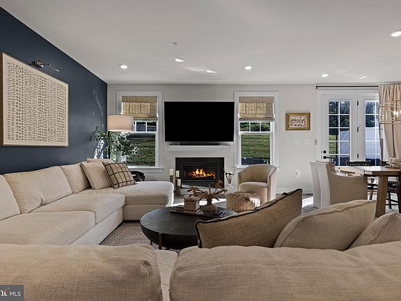 4th image of 329 Ponds Edge Dr