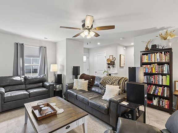 3rd image of 785 Carson Cir