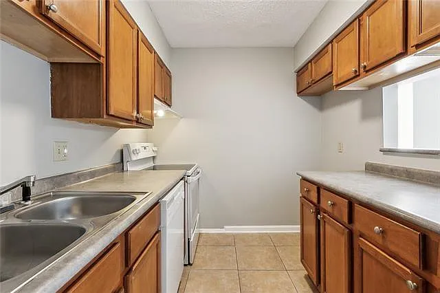 3 bed, 2.0 bath, 1380 sqft, $1,400 — Photo 2