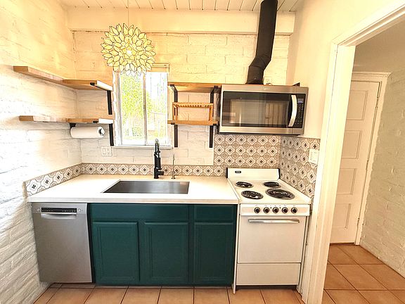 4th image of 3022 N 32nd St #58