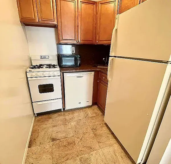 221 E 21st St #3-C — Photo 5
