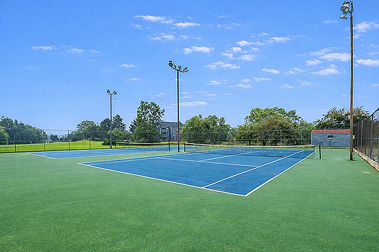 Runaway Bay Apartments Tennis Court