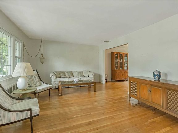 4th image of 23 Jerome Dr