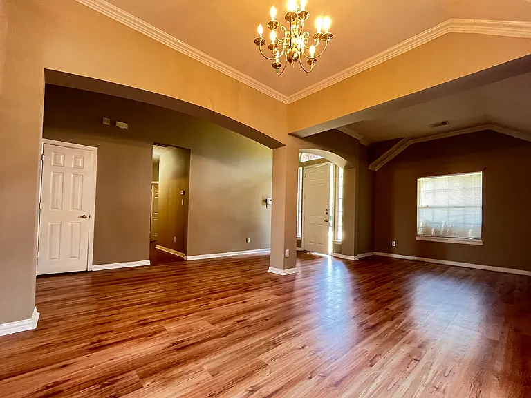 2028 Greenfield Ln — Photo 6