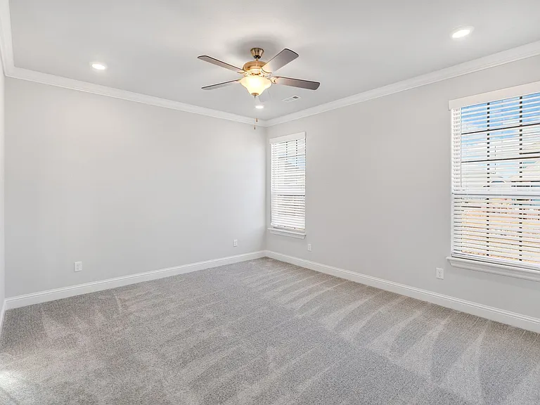 500 Piper Ln — Photo 32