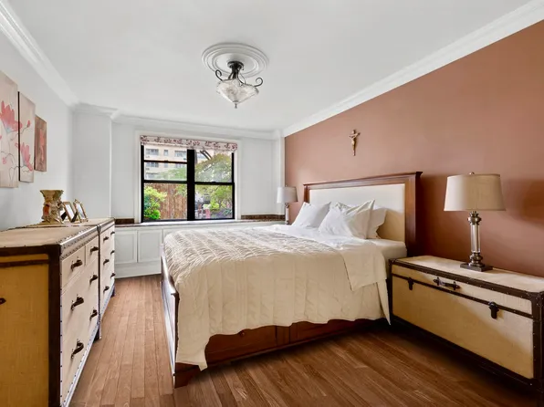 301 East 62nd Street image 4 of 12