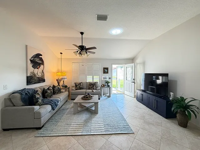 3024 Burbank Lane — Photo 2