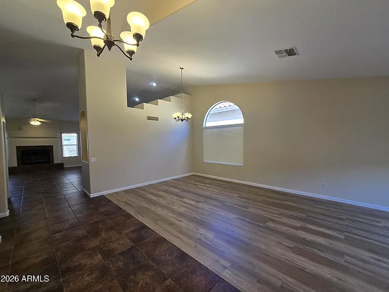 634 W Silver Creek Rd — Photo 3
