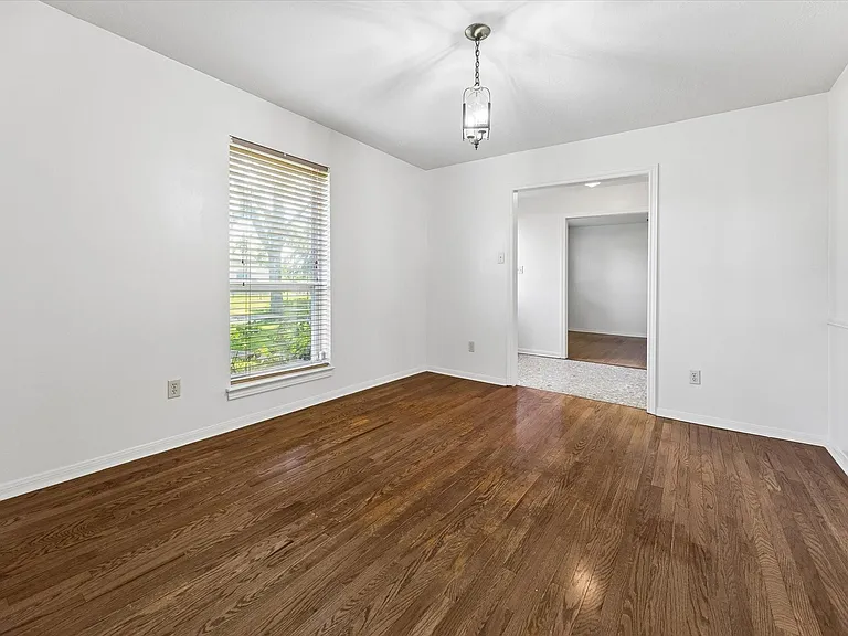 3232 Parkwood Dr — Photo 6