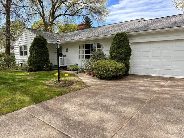 2554 S Tracy Dr, Erie, PA 16505