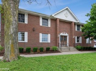 330 E State St APT 2E, Sycamore, IL 60178