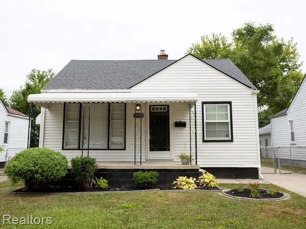 19309 Woodside St, Harper Woods, MI 48225