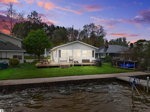 245 S Lake Dr, Cadillac, MI 49601
