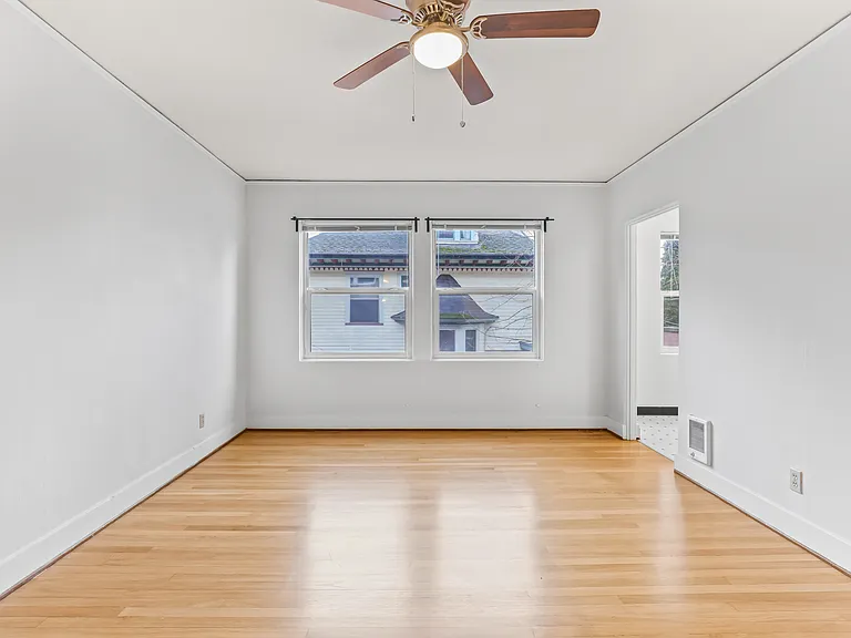 2128 SE Hawthorne Blvd - Caldwell Apartments — Photo 17