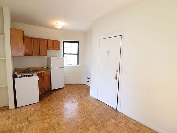 3rd image of 306 W 21st St APT 15