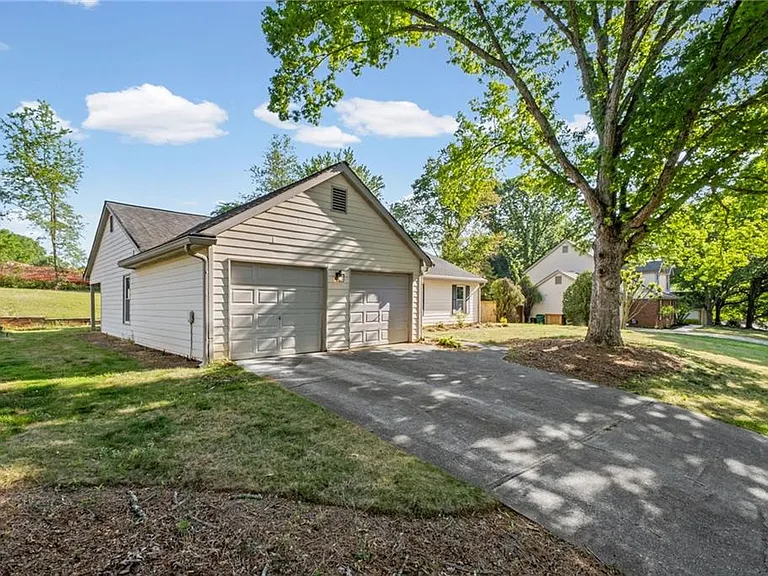 1194 Meadow Oaks Dr NW — Photo 4