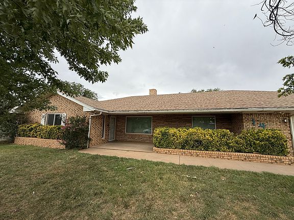 3rd image of 1401 Hillcrest Dr