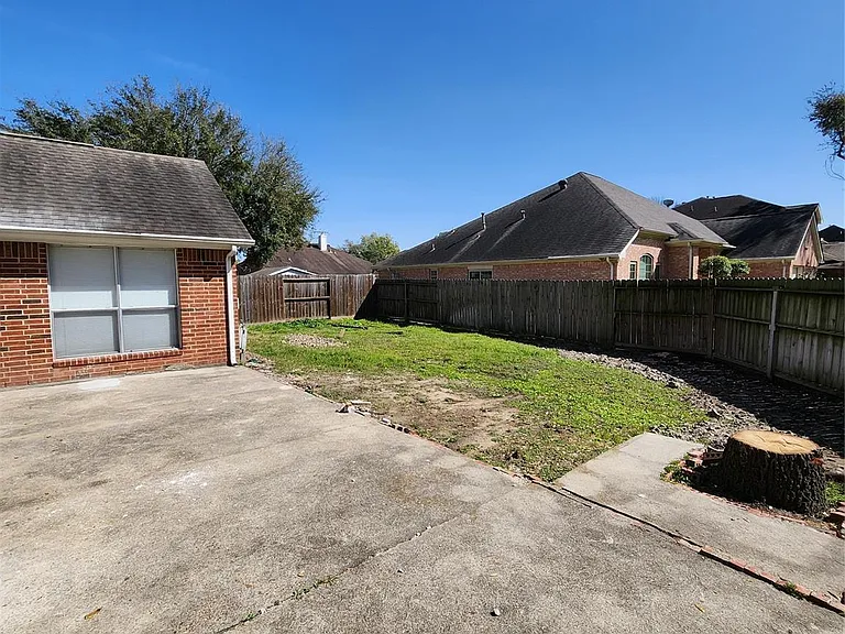 14335 Berrington Dr — Photo 32
