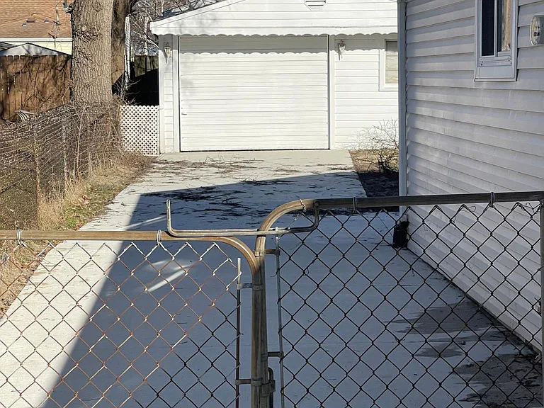 27036 Vance St — Photo 9