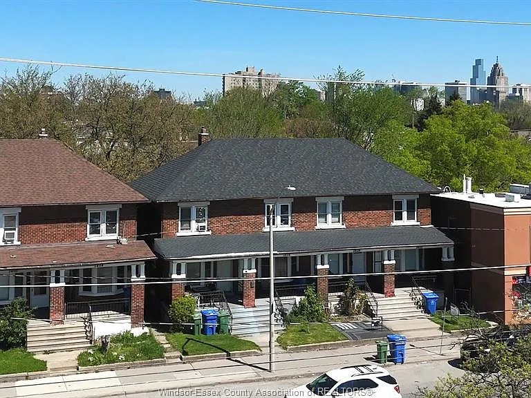 1424 Wyandotte St W — Photo 4