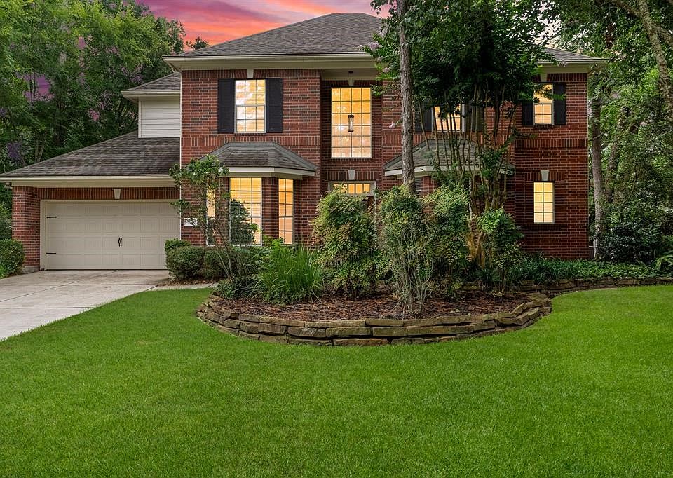 2 Camino is your ideal family home in The Woodlands! Double Bay Windows and Chicago-Brick help provide impressive curb appeal for this property that is located on a cul-de-sac street!