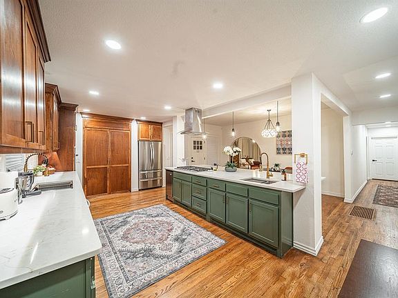 2nd image of 1017 Dean Pl
