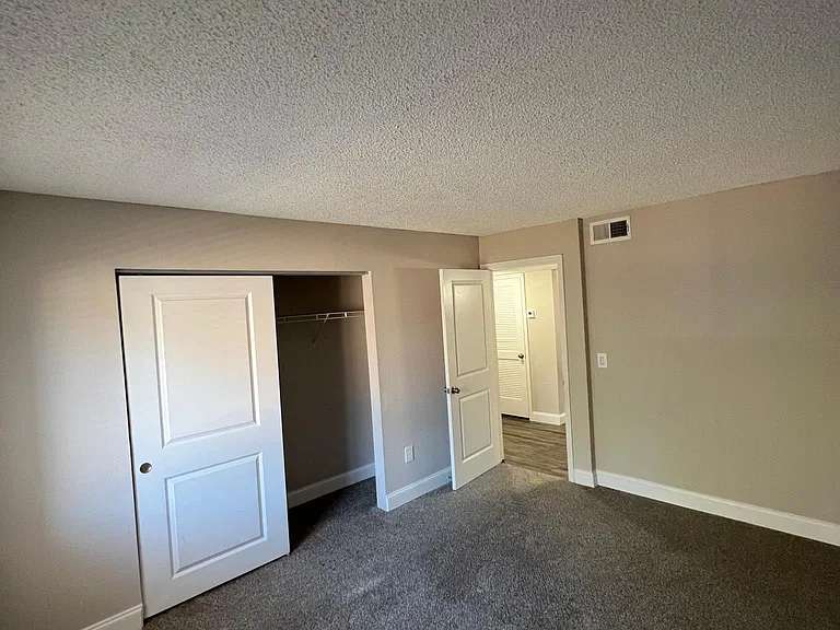 Oakbrook Village Apartments — Photo 59