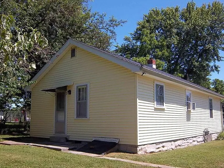 901 E Wilson St — Photo 2