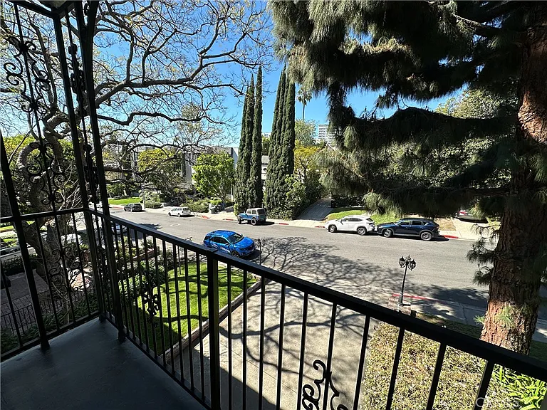 1222 N Olive Dr — Photo 13