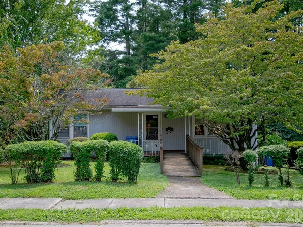 1006 3rd Ave W, Hendersonville, NC 28739