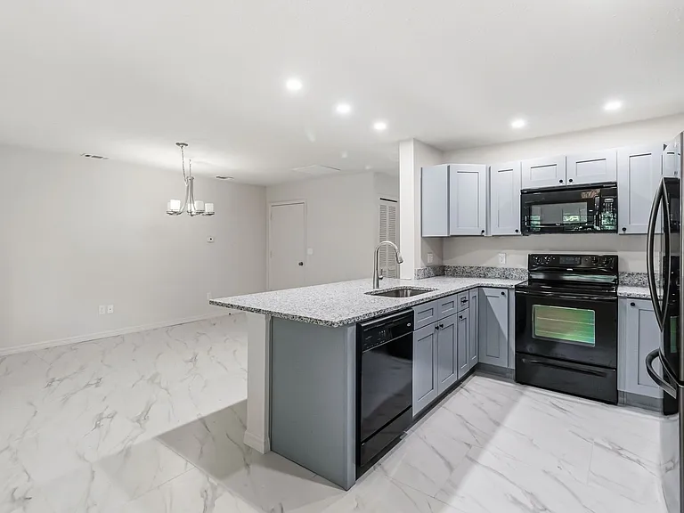 1534 Frances St — Photo 13