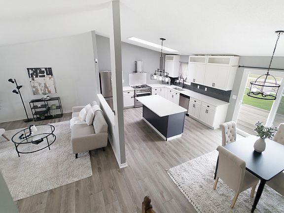4th image of 3695 Kingsway Dr