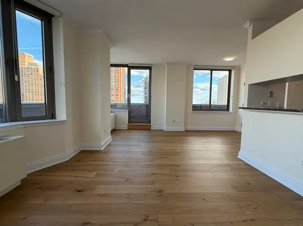 400 East 90th Street image 3 of 15