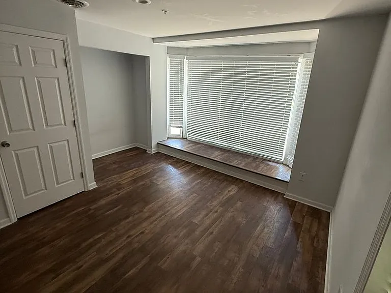 402 Broadway — Photo 13