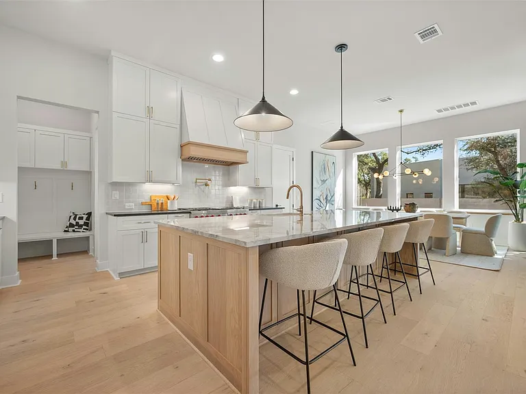 1339 Allen Rd — Photo 2