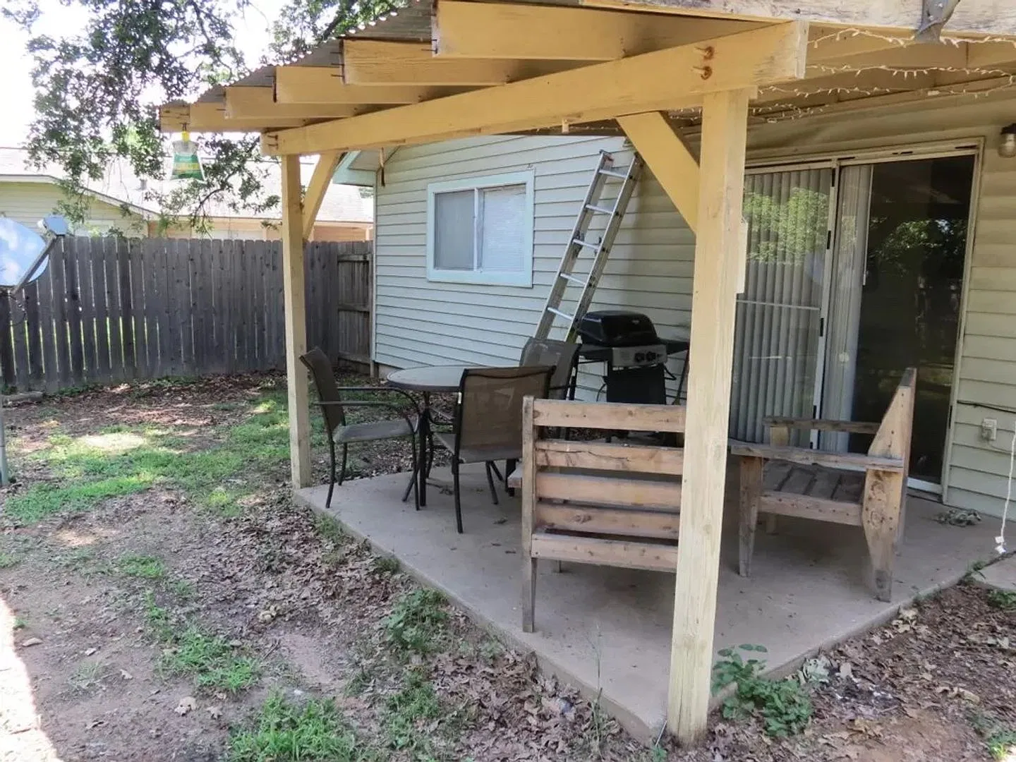 3 Bed / 1 Bath Home Available in April! — Photo 2