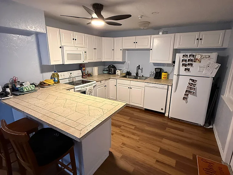 1144 Myrtle St — Photo 4