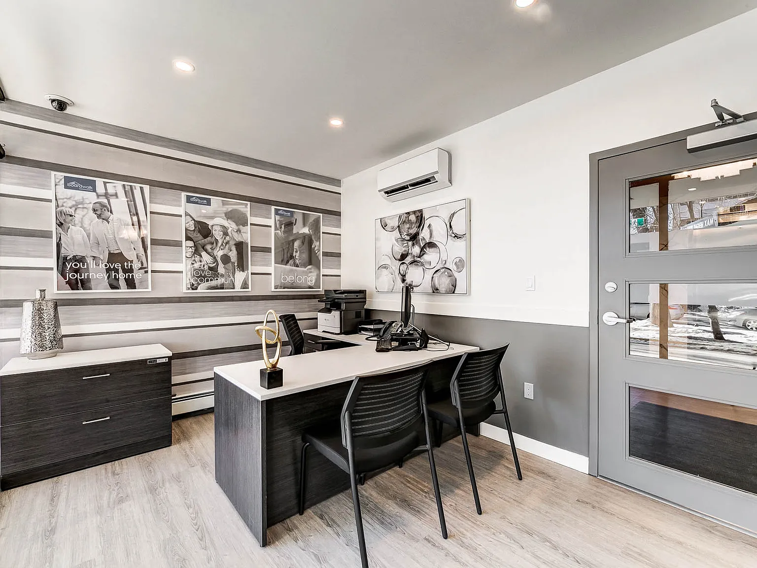 Deville Apartments — Photo 1