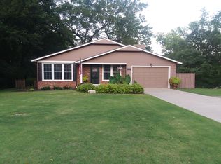 11 Brookside Ln, Ottawa, KS 66067