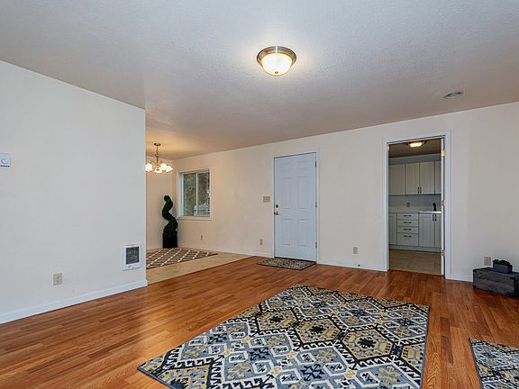 4th image of 3512 E McLoughlin Blvd