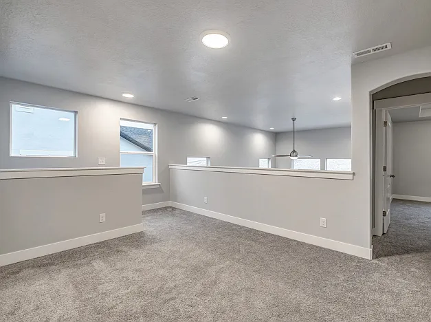 586 N Hill View Dr — Photo 7