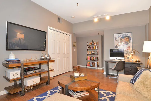 Sold by Urban Luxe | media 7