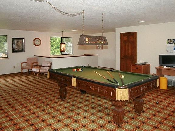 HUGE upstairs bonus room