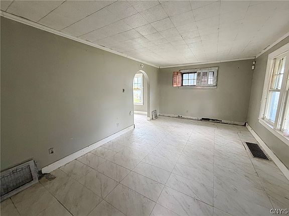 3rd image of 124 Baldwin Ave