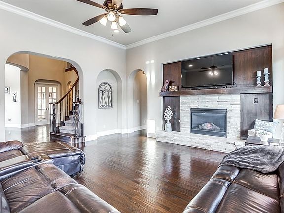 5th image of 825 Palmflower Ave